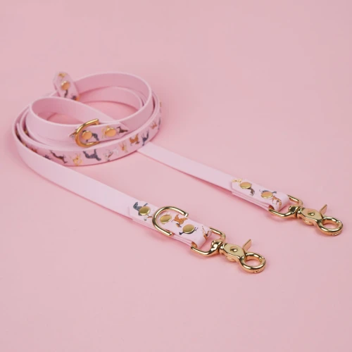 Smycz-multifunkcyjna-dla-psa-Biothane-pudrowy-roz,-wzor-w-pieski,-zlote-okucia--widok-calej-smyczy.webp