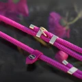 Smycz-miejska-linowa-Bura-w-kolorze-Puppy-pink--detal-zlotego-pierscienia-i-wykonczenia.webp